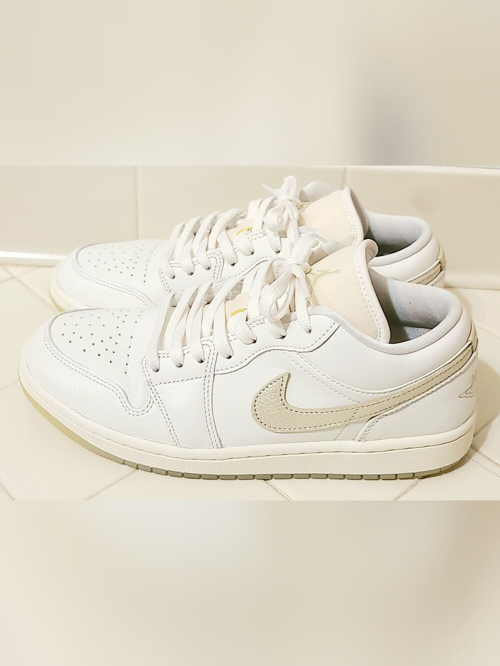 Air Jordan 1 Low SE Metallic Team Gold Women's Size 9